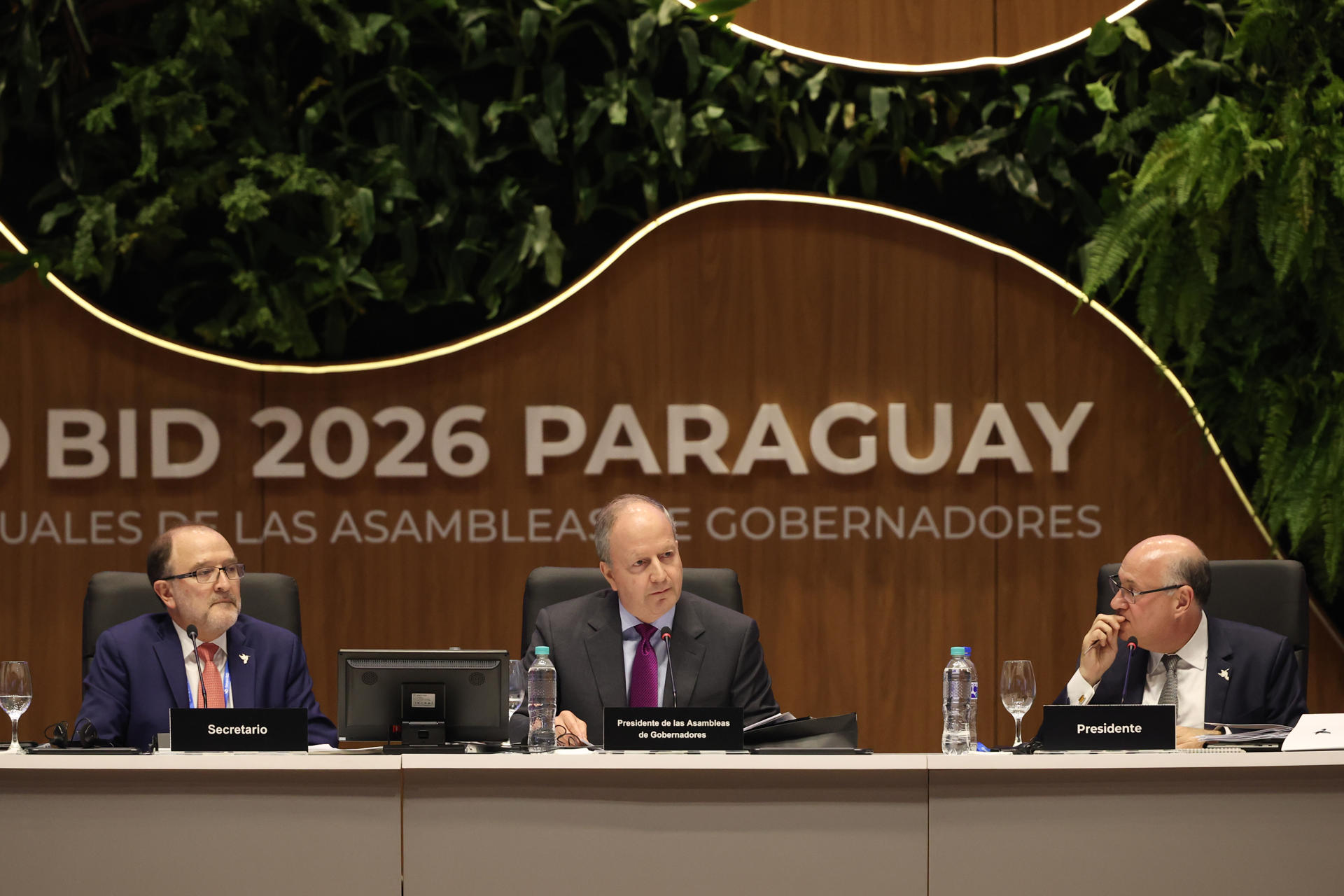 El secretario del Banco Interamericano de Desarrollo, Gerardo Corrochano (i), el ministro de Economía y Finanzas de Paraguay, Carlos Fernandez (c), y el presidente del Banco Interamericano de Desarrollo, Ilan Goldfajn, asisten a la sesión plenaria de clausura de las reuniones anuales del BID este sábado, en Luque (Paraguay). EFE/ Juan Pablo Pino