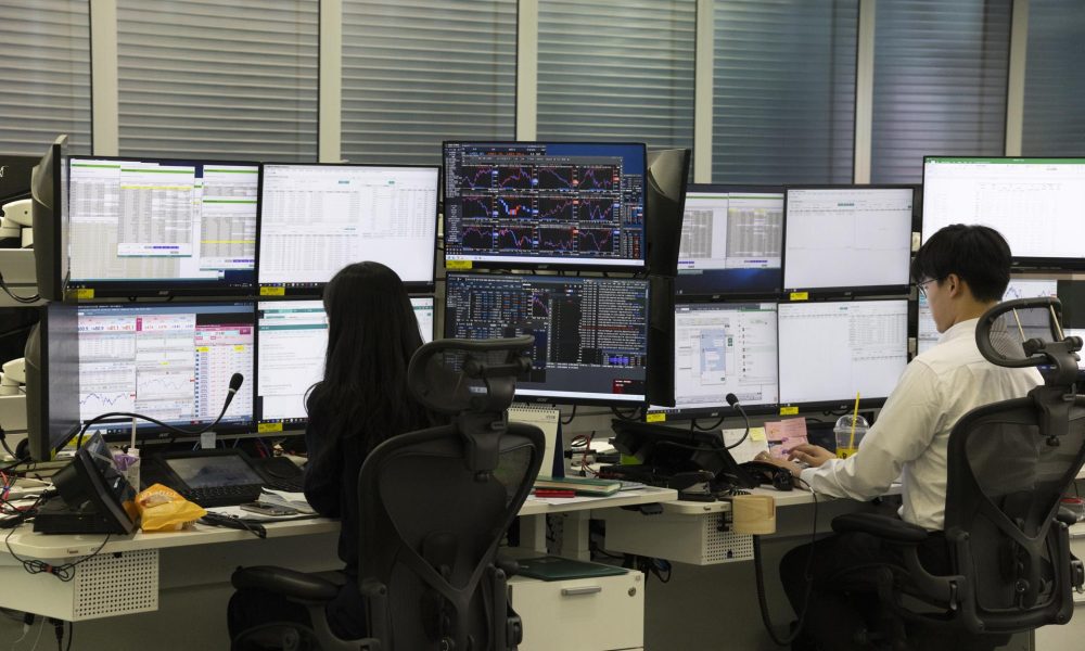 Instantes de las negociaciones en el principal índice de la Bolsa de Seúl, el Kospi, que sufrió este miércoles un desplome histórico.
EFE/EPA/JEON HEON-KYUN