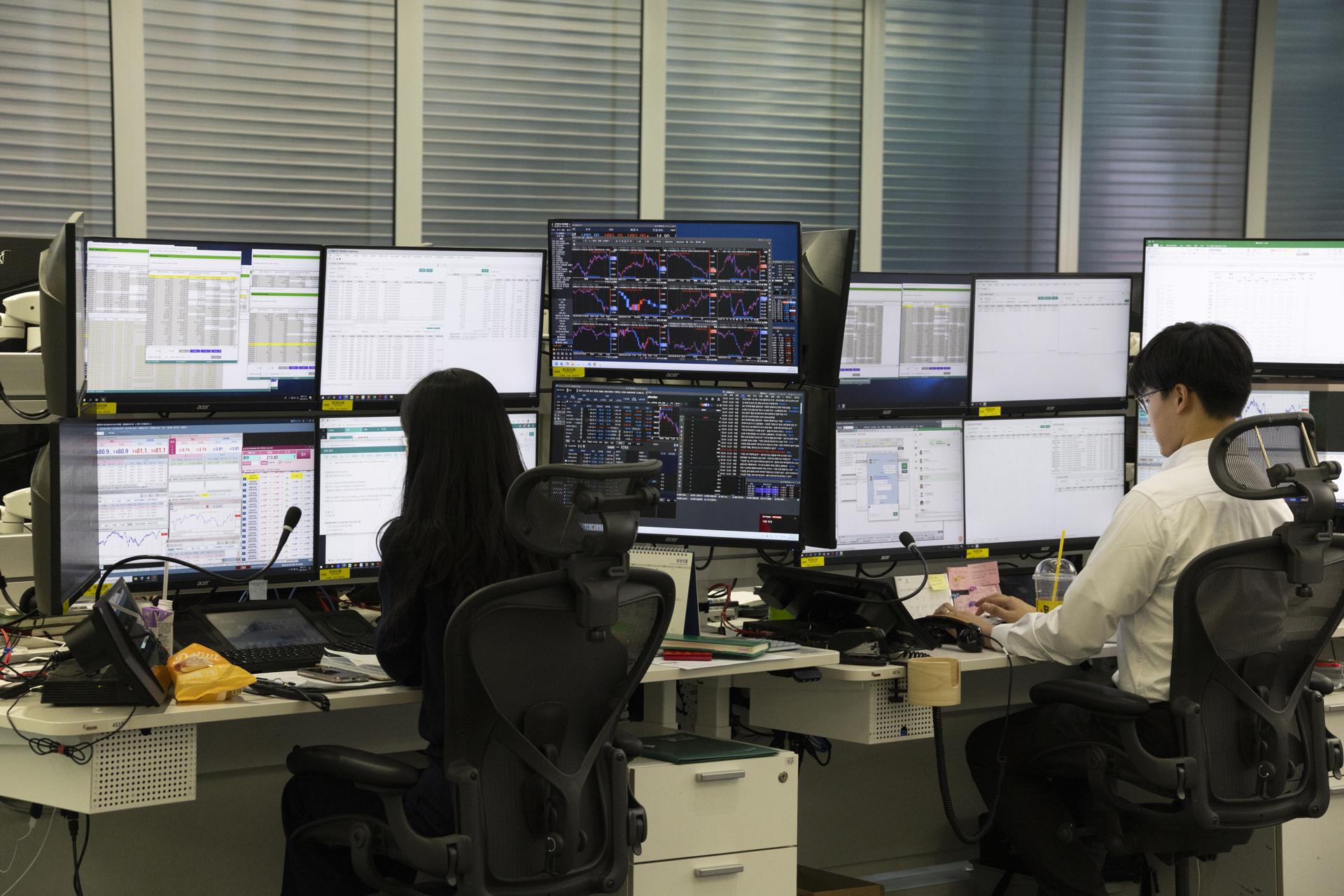 Instantes de las negociaciones en el principal índice de la Bolsa de Seúl, el Kospi, que sufrió este miércoles un desplome histórico.
EFE/EPA/JEON HEON-KYUN