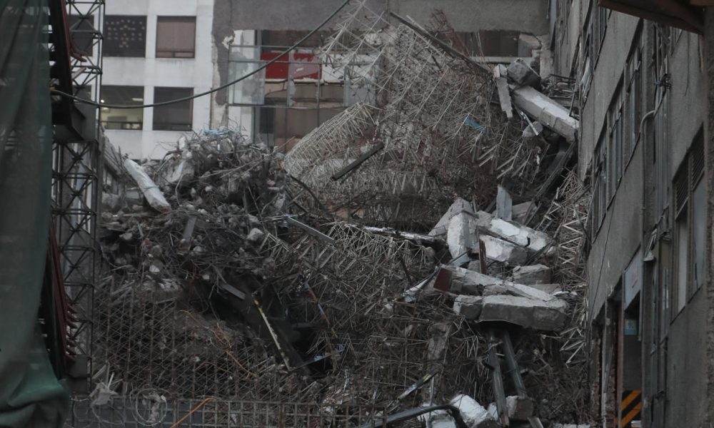 Fotografía de los escombros del edificio que colapsó ayer lunes en Ciudad de México (México). EFE/ Mario Guzmán