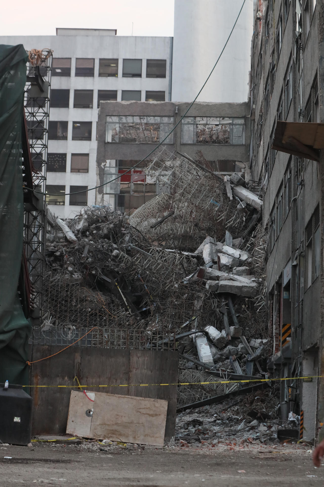 Fotografía de los escombros del edificio que colapsó ayer lunes en Ciudad de México (México). EFE/ Mario Guzmán