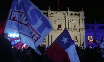 Simpatizantes del presidente de Chile, José Antonio Kast, escuchan su discurso este miércoles frente al balcón del Palacio de la Moneda (sede de Gobierno) en Santiago (Chile). EFE/ Adriana Thomasa
