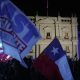 Simpatizantes del presidente de Chile, José Antonio Kast, escuchan su discurso este miércoles frente al balcón del Palacio de la Moneda (sede de Gobierno) en Santiago (Chile). EFE/ Adriana Thomasa
