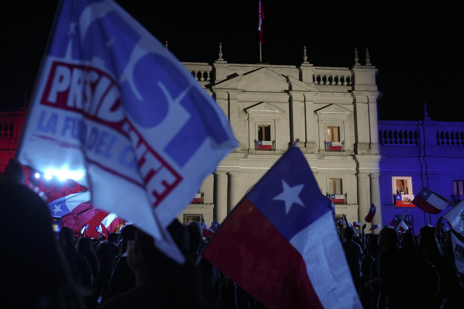 Simpatizantes del presidente de Chile, José Antonio Kast, escuchan su discurso este miércoles frente al balcón del Palacio de la Moneda (sede de Gobierno) en Santiago (Chile). EFE/ Adriana Thomasa