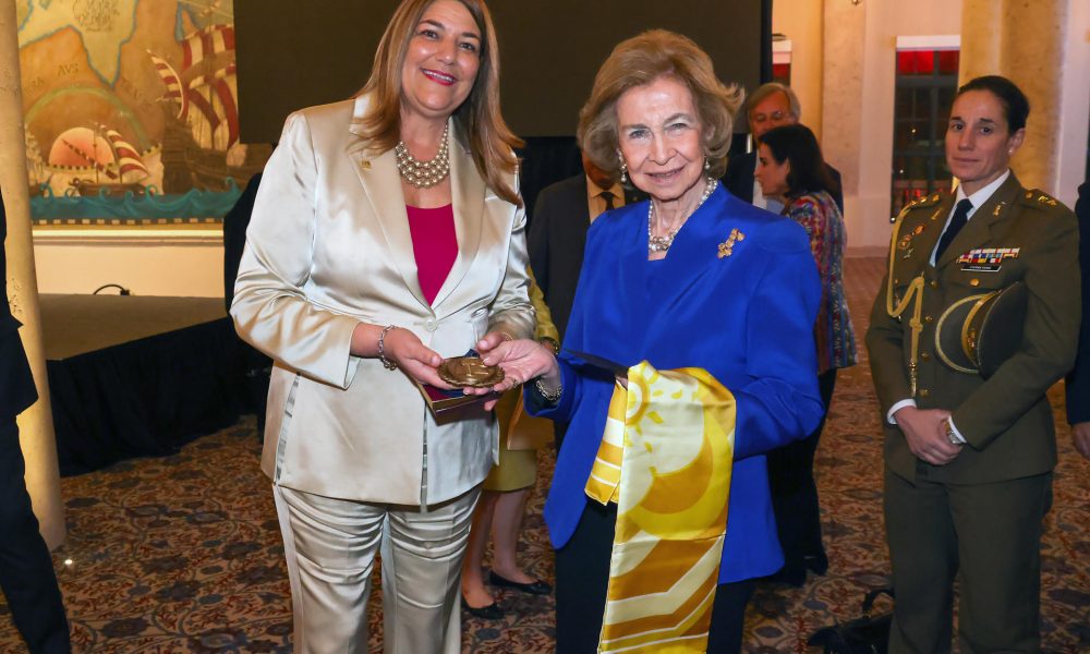 La presidenta de la Universidad de Miami Dade College, Madeline Pumariega (i); entrega una medalla a la reina Sofía de España (d), durante el evento 'Florida, Cuba y el Caribe en la Revolución Americana" este viernes, en la Torre de la Libertad en Miami, Florida (EE.UU.). EFE/ Giorgio Viera