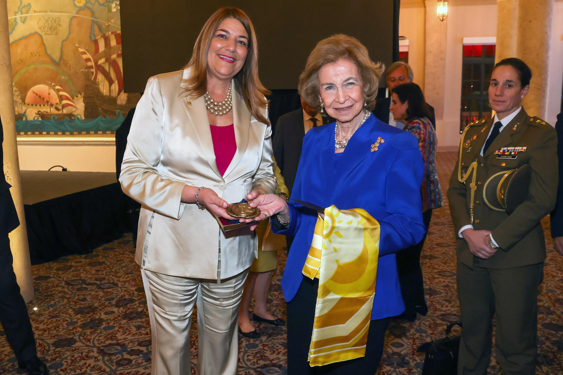 La presidenta de la Universidad de Miami Dade College, Madeline Pumariega (i); entrega una medalla a la reina Sofía de España (d), durante el evento 'Florida, Cuba y el Caribe en la Revolución Americana" este viernes, en la Torre de la Libertad en Miami, Florida (EE.UU.). EFE/ Giorgio Viera