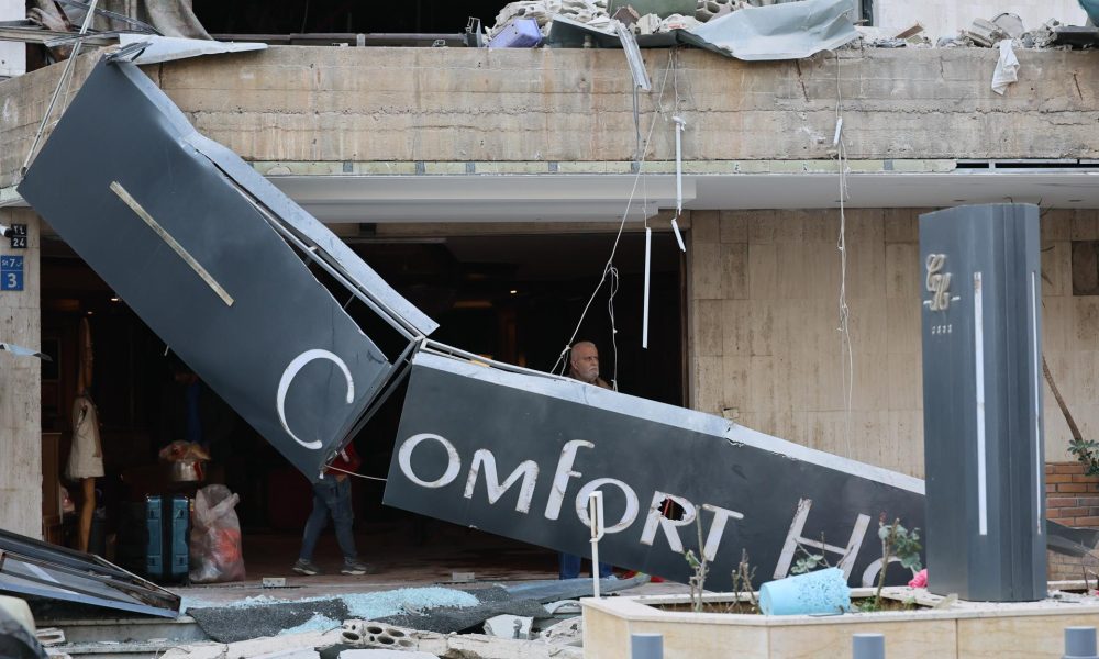 Daños causados por un ataque aéreo israelí contra el Hotel Comfort, en la zona cristiana de Baabda, Beirut, Líbano, el 4 de marzo de 2026. EFE/EPA/WAEL HAMZEH
