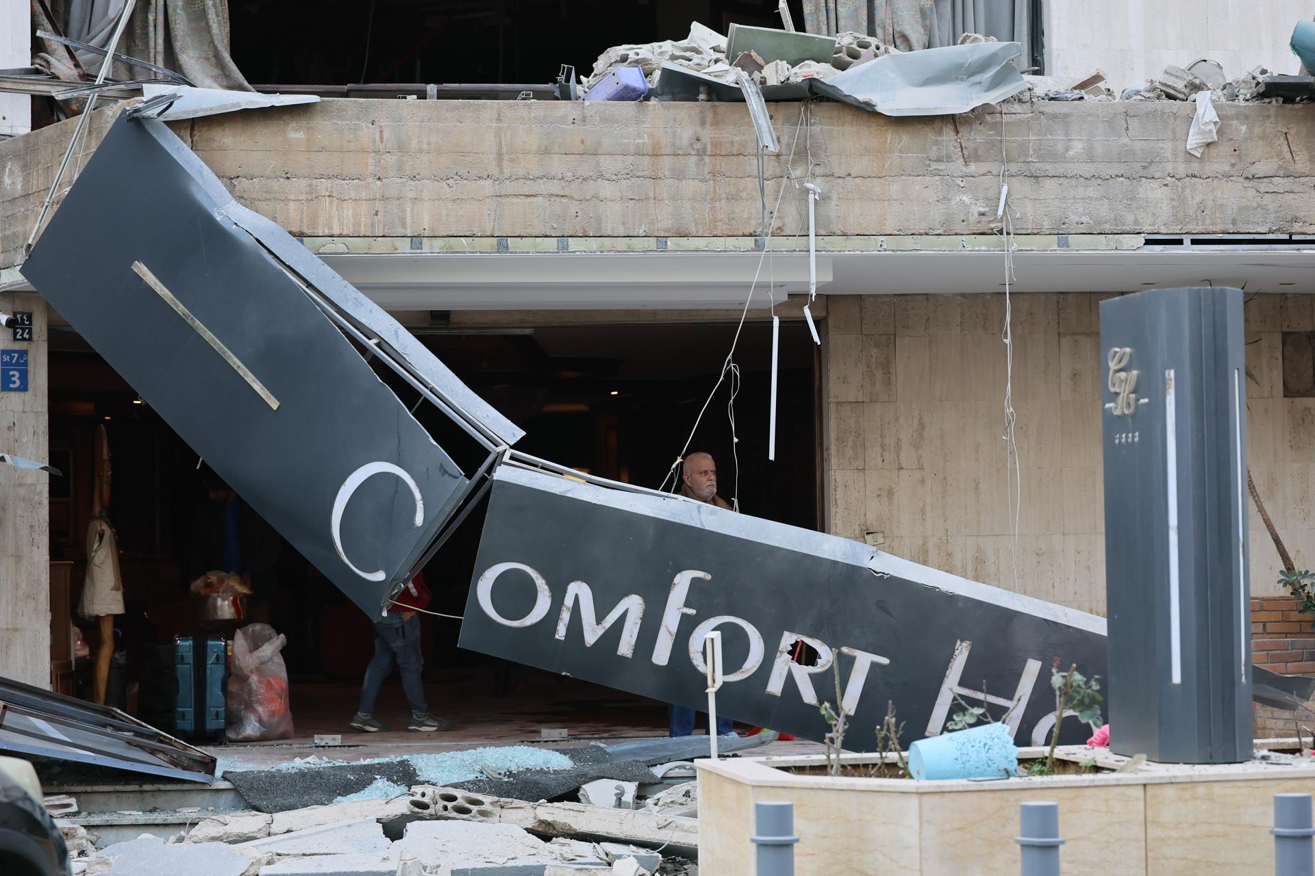 Daños causados por un ataque aéreo israelí contra el Hotel Comfort, en la zona cristiana de Baabda, Beirut, Líbano, el 4 de marzo de 2026. EFE/EPA/WAEL HAMZEH