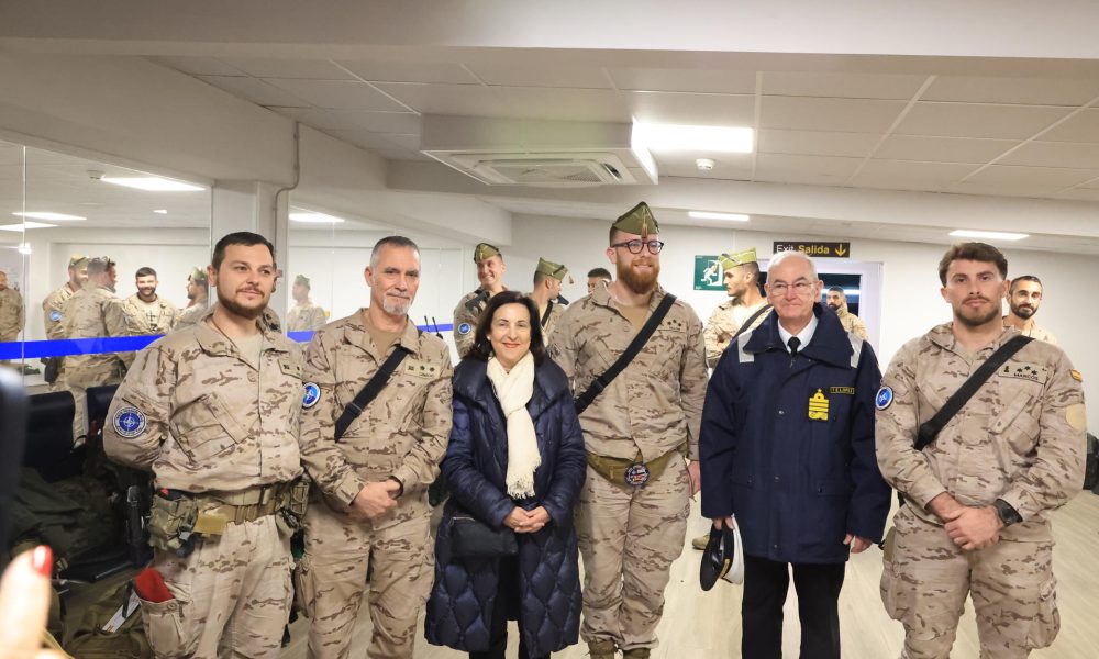 MADRID, 21/03/2026.- La ministra de Defensa, Margarita Robles, y el jefe del Estado Mayor de la Defensa (JEMAD), el almirante Teodoro López Calderón (2d) reciben en la base aérea de Torrejón de Ardoz (Madrid), a los 205 militares españoles evacuados de Irak por la guerra en Irán, tras aterrizar este sábado el avión del Ejército del Aire y del Espacio español en el que viajaban, procedente del aeródromo militar turco de Incirlik.  EFE/ MIN. DEFENSA/Marco Antonio Romero/SOLO USO EDITORIAL/SOLO DISPONIBLE PARA ILUSTRAR LA NOTICIA QUE ACOMPAÑA (CRÉDITO OBLIGATORIO)