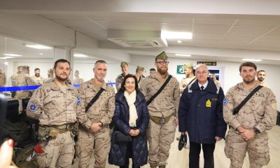 MADRID, 21/03/2026.- La ministra de Defensa, Margarita Robles, y el jefe del Estado Mayor de la Defensa (JEMAD), el almirante Teodoro López Calderón (2d) reciben en la base aérea de Torrejón de Ardoz (Madrid), a los 205 militares españoles evacuados de Irak por la guerra en Irán, tras aterrizar este sábado el avión del Ejército del Aire y del Espacio español en el que viajaban, procedente del aeródromo militar turco de Incirlik.  EFE/ MIN. DEFENSA/Marco Antonio Romero/SOLO USO EDITORIAL/SOLO DISPONIBLE PARA ILUSTRAR LA NOTICIA QUE ACOMPAÑA (CRÉDITO OBLIGATORIO)