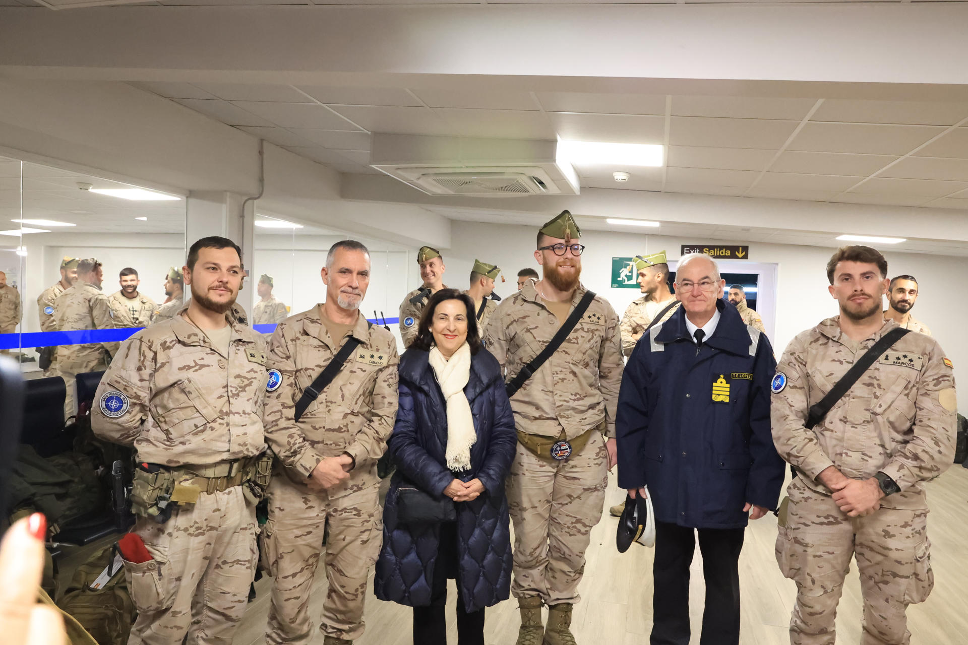MADRID, 21/03/2026.- La ministra de Defensa, Margarita Robles, y el jefe del Estado Mayor de la Defensa (JEMAD), el almirante Teodoro López Calderón (2d) reciben en la base aérea de Torrejón de Ardoz (Madrid), a los 205 militares españoles evacuados de Irak por la guerra en Irán, tras aterrizar este sábado el avión del Ejército del Aire y del Espacio español en el que viajaban, procedente del aeródromo militar turco de Incirlik.  EFE/ MIN. DEFENSA/Marco Antonio Romero/SOLO USO EDITORIAL/SOLO DISPONIBLE PARA ILUSTRAR LA NOTICIA QUE ACOMPAÑA (CRÉDITO OBLIGATORIO)