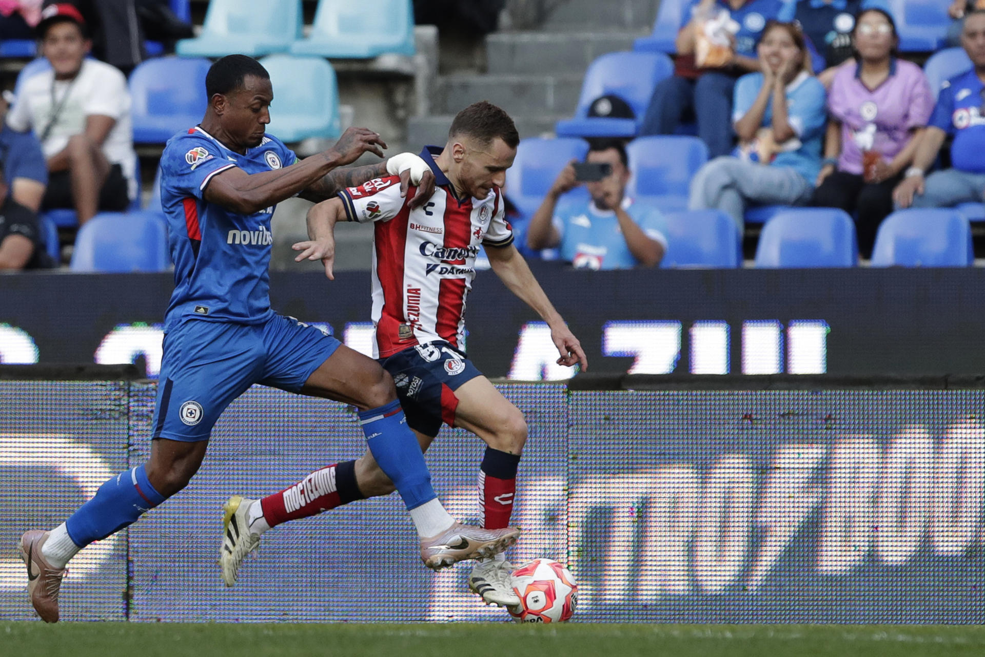 Willer Ditta (i), de Cruz Azul, disputa un balón con Sebastien Salles-lamonge (d), de Atlético San Luis, en un partido de la jornada 10 del torneo Clausura 2026 de la Liga MX, en el estadio Cuauhtémoc en Puebla (México). EFE/Hilda Ríos