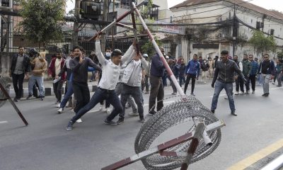 Katmandú, 28 mar (EFE).– Cientos de seguidores del Partido Comunista de Nepal (Marxista-Leninista Unificado, CPN-UML) se enfrentaron este sábado con la Policía en Katmandú para exigir la liberación de su líder y ex primer ministro, Khadga Prasad Oli, horas después de su detención por la represión de las protestas juveniles del año pasado. EFE/EPA/NARENDRA SHRESTHA