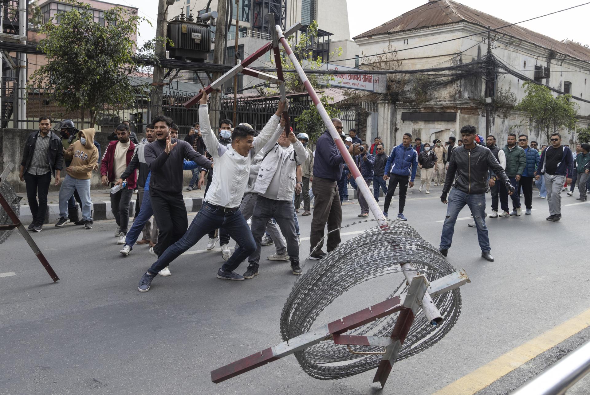 Katmandú, 28 mar (EFE).– Cientos de seguidores del Partido Comunista de Nepal (Marxista-Leninista Unificado, CPN-UML) se enfrentaron este sábado con la Policía en Katmandú para exigir la liberación de su líder y ex primer ministro, Khadga Prasad Oli, horas después de su detención por la represión de las protestas juveniles del año pasado. EFE/EPA/NARENDRA SHRESTHA
