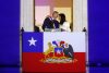 El presidente de Chile, José Antonio Kast (i), mira a su esposa, María Pía Adriasola, este miércoles desde el balcón del Palacio de la Moneda (sede de Gobierno), en Santiago (Chile). EFE/ Elvis Gonzalez
