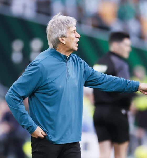 El entrenador del Betis Manuel Pellegrini, durante el partido de la jornada 26 de LaLiga entre el Betis y el Sevilla, este domingo en el estadio de la Cartuja.-EFE/ José Manuel Vidal