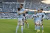 El delantero del Celta Ferran Jutglà (i) celebra tras anotar el primer gol del equipo durante el partido de la jornada 28 de LaLiga EA Sports que Real Betis y Celta de Vigo disputaron en el Estadio La Cartuja de Sevilla. EFE/ José Manuel Vidal
