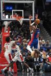 Caris LeVert (d) de Detroit Pistons lanza el balón canasta durante un juego con Wahington Wizards en la capital estadounidense. EFE/ Octavio Guzmán

