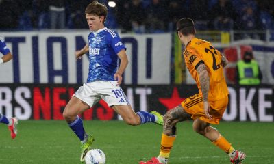 El jugador del Como 1907 Nico Paz en actcón ante el defensa del AS Roma Gianluca Mancin.durante el partido de la Serie A que han jugado Como 1907 y AS Roma en el Giuseppe Sinigaglia stadium de Como, Italia. EFE/EPA/Roberto Bregani