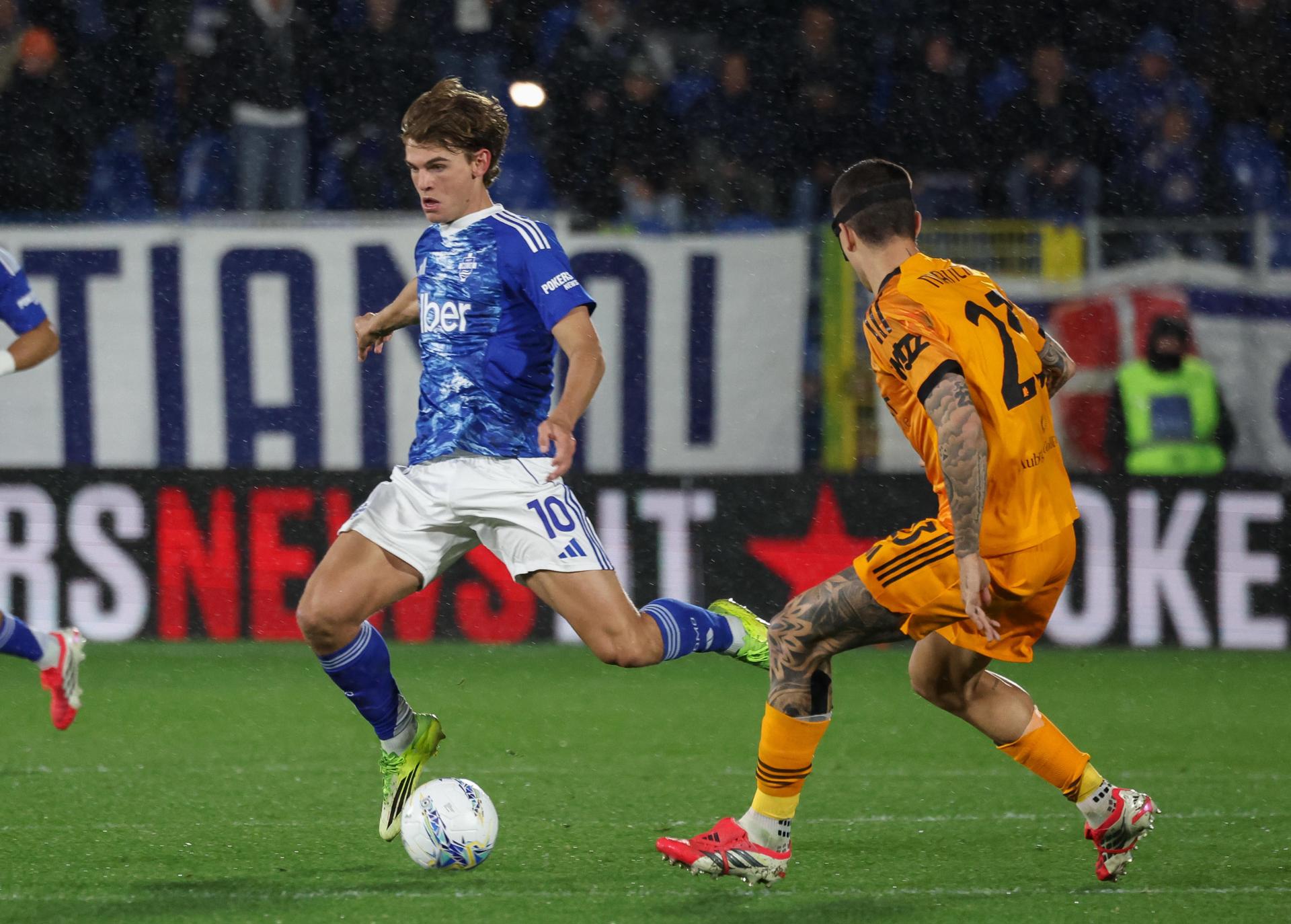 El jugador del Como 1907 Nico Paz en actcón ante el defensa del AS Roma Gianluca Mancin.durante el partido de la Serie A que han jugado Como 1907 y AS Roma en el Giuseppe Sinigaglia stadium de Como, Italia. EFE/EPA/Roberto Bregani