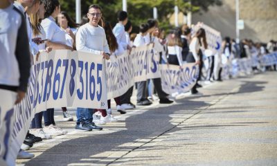 Estudiantes de Secundaria portan una pancarta de 500 metros con las mil primeras cifras decimales del número irracional más popular, el número Pi. EFEarchivo / Carlos Barba