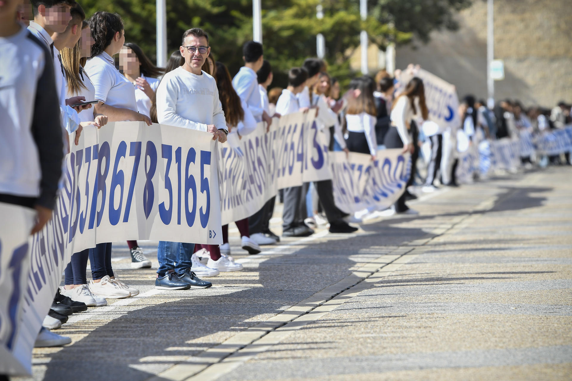 Estudiantes de Secundaria portan una pancarta de 500 metros con las mil primeras cifras decimales del número irracional más popular, el número Pi. EFEarchivo / Carlos Barba
