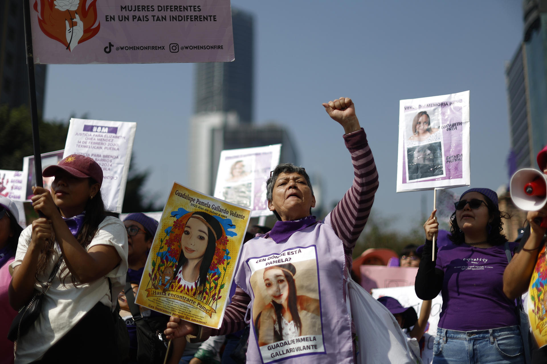 Fotografía del 8 de marzo de 2026, de mujeres manifestándose durante una marcha en el marco del Día Internacional de la Mujer en la Ciudad de México (México). EFE/Sáshenka Gutiérrez