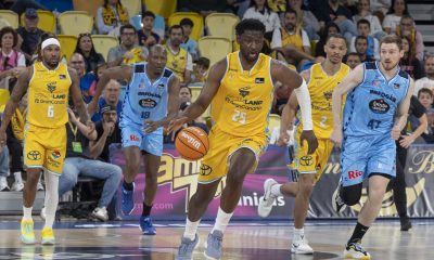 Metu (c), del Dreamland Gran Canaria, avanza con el balón durante el partido de la Liga Endesa disputado entre el Gran Canaria y el Río Breogán en el Gran Canaria Arena. EFE/Quique Curbelo