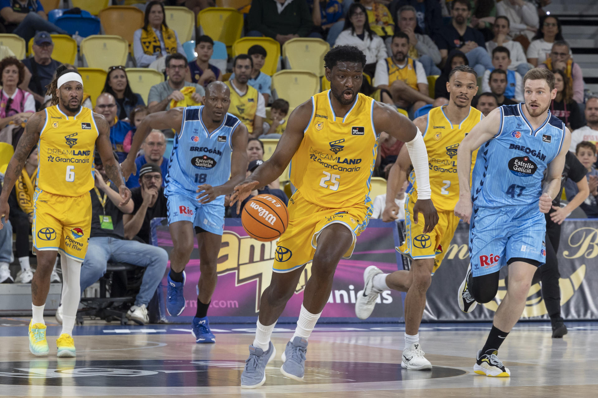 Metu (c), del Dreamland Gran Canaria, avanza con el balón durante el partido de la Liga Endesa disputado entre el Gran Canaria y el Río Breogán en el Gran Canaria Arena. EFE/Quique Curbelo