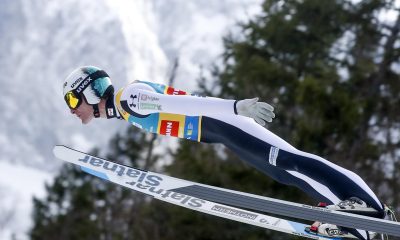 El esloveno Domen Prevc, campeón de la Copa del Mundo de saltos de esquí nórdico, durante su participación este viernes en el trampolín de la estación de Planica, en su país. EFE/ ANTONIO BAT