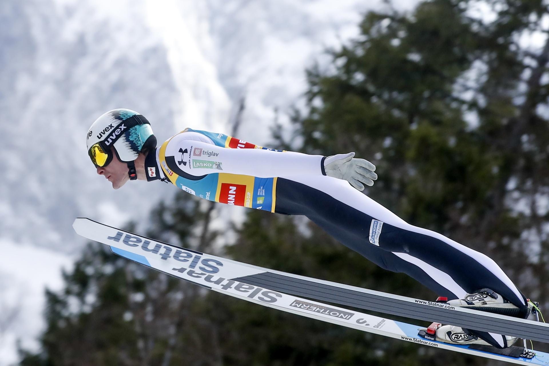 El esloveno Domen Prevc, campeón de la Copa del Mundo de saltos de esquí nórdico, durante su participación este viernes en el trampolín de la estación de Planica, en su país. EFE/ ANTONIO BAT