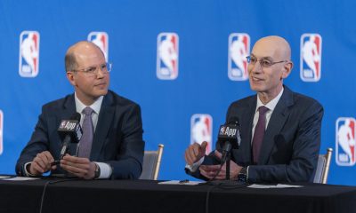 El comisionado de la NBA, Adam Silver (d), habla junto al secretario general de la Federación Internacional de Baloncesto (FIBA), Andreas Zagklis (I), durante una rueda de prensa el jueves. EFE/ Angel Colmenares