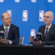 El comisionado de la NBA, Adam Silver (d), habla junto al secretario general de la Federación Internacional de Baloncesto (FIBA), Andreas Zagklis (I), durante una rueda de prensa el jueves. EFE/ Angel Colmenares