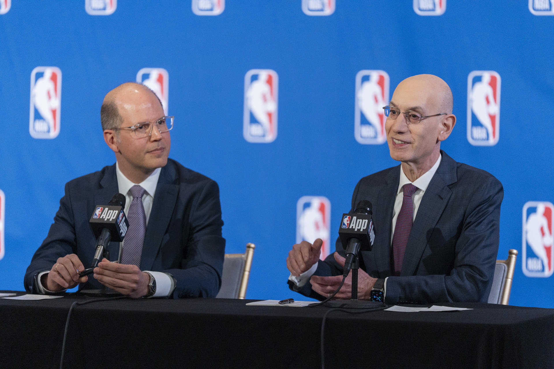 El comisionado de la NBA, Adam Silver (d), habla junto al secretario general de la Federación Internacional de Baloncesto (FIBA), Andreas Zagklis (I), durante una rueda de prensa el jueves. EFE/ Angel Colmenares