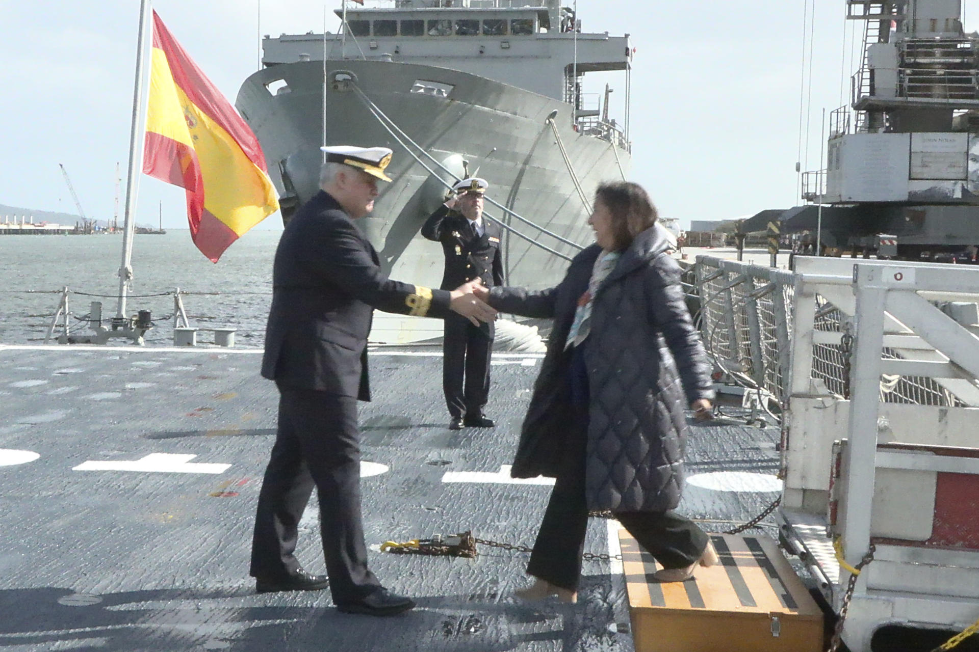 La ministra de Defensa, Margarita Robles, ha visitado este viernes a los casi 400 marinos españoles que desde la fragata 'Almirante Juan de Borbón" y el buque de aprovisionamiento 'Patiño' participan en la Agrupación Naval Permanente de Escoltas número 1 de la OTAN (SNMG-1), referentes para la seguridad marítima en el mar del Norte, el Ártico o el Báltico. EFE/Xaume Olleros