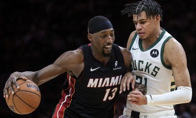 El pívot-alero del Miami Heat Bam Adebayo (izq.) en acción contra el alero de los Milwaukee Bucks Ousmane Dieng durante el partido de baloncesto de la NBA en el Kaseya Center en Miami, Florida, EE. UU. EFE/EPA/CRISTOBAL HERRERA-ULASHKEVICH SHUTTERSTOCK OUT