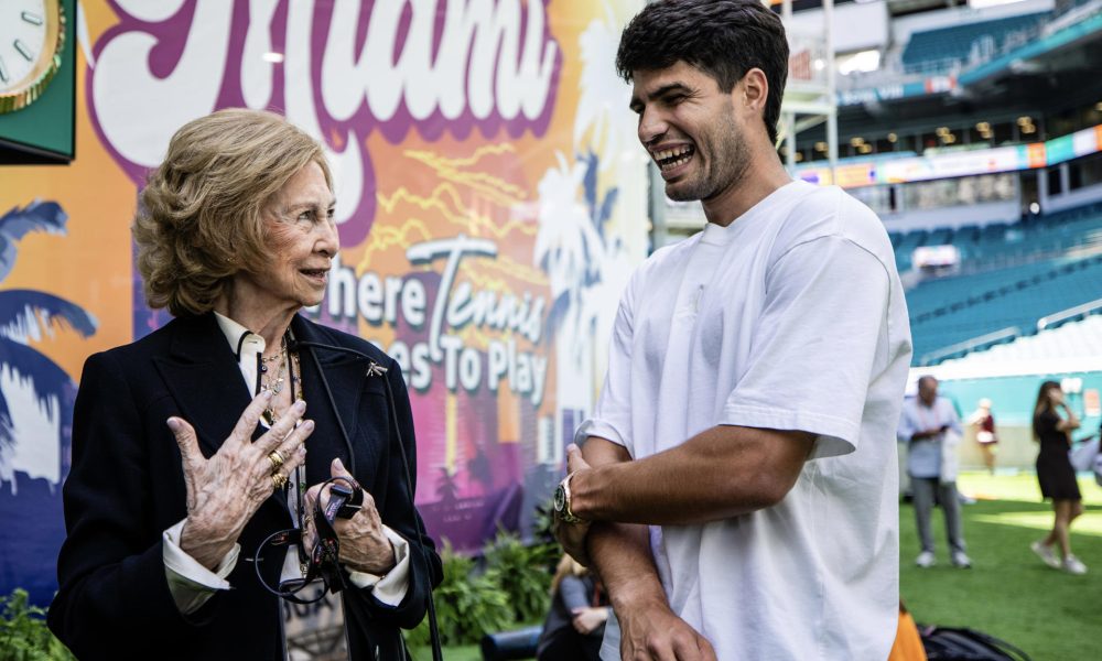 La reina Sofía conversa con el tenista español Carlos Alcaraz, durante su visita al Miami Gardens, recinto donde se disputa el torneo Masters 1000. EFE/Casa Real/Tomás Diniz Santos -SÓLO USO EDITORIAL/SOLO USO PERMITIDO PARA ILUSTRAR LA NOTICIA QUE APARECE EN EL PIE DE FOTO (CRÉDITO OBLIGATORIO)-