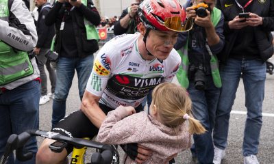 El ciclista danés del Visma y vencedor de la prueba, Jonas Vingegaard saluda a su hija tras la etapa final de la Volta Ciclista a Catalunya, de 95,1 kilómetros en las siete vueltas por el circuito de Montjuïc, en Barcelona. EFE/Siu Wu   ,