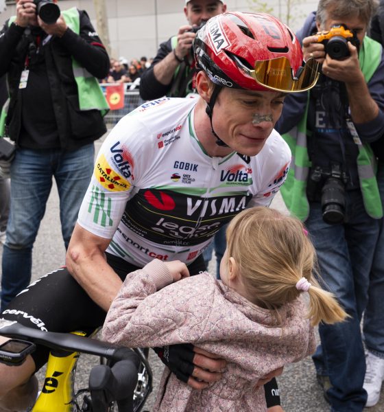 El ciclista danés del Visma y vencedor de la prueba, Jonas Vingegaard saluda a su hija tras la etapa final de la Volta Ciclista a Catalunya, de 95,1 kilómetros en las siete vueltas por el circuito de Montjuïc, en Barcelona. EFE/Siu Wu   ,