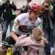 El ciclista danés del Visma y vencedor de la prueba, Jonas Vingegaard saluda a su hija tras la etapa final de la Volta Ciclista a Catalunya, de 95,1 kilómetros en las siete vueltas por el circuito de Montjuïc, en Barcelona. EFE/Siu Wu   ,