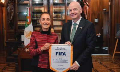 Fotografía cedida este lunes por la Presidencia de México, de la mandataria Claudia Sheinbaum (d) y el presidente de la FIFA Gianni Infantino, al término de una reunión en Palacio Nacional en Ciudad de México (México). EFE/Presidencia de México/SOLO USO EDITORIAL/NO VENTAS/SOLO DISPONIBLE PARA ILUSTRAR LA NOTICIA QUE ACOMPAÑA(CRÉDITO OBLIGATORIO) MEJOR CALIDAD POSIBLE