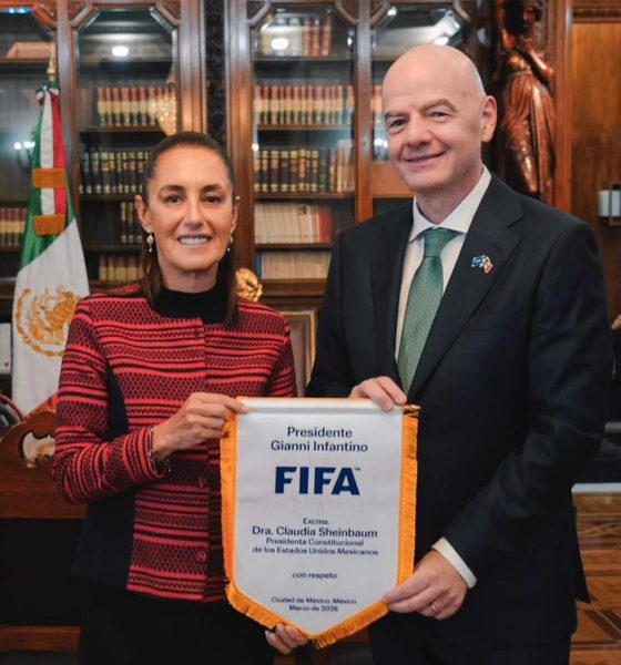 Fotografía cedida este lunes por la Presidencia de México, de la mandataria Claudia Sheinbaum (d) y el presidente de la FIFA Gianni Infantino, al término de una reunión en Palacio Nacional en Ciudad de México (México). EFE/Presidencia de México/SOLO USO EDITORIAL/NO VENTAS/SOLO DISPONIBLE PARA ILUSTRAR LA NOTICIA QUE ACOMPAÑA(CRÉDITO OBLIGATORIO) MEJOR CALIDAD POSIBLE