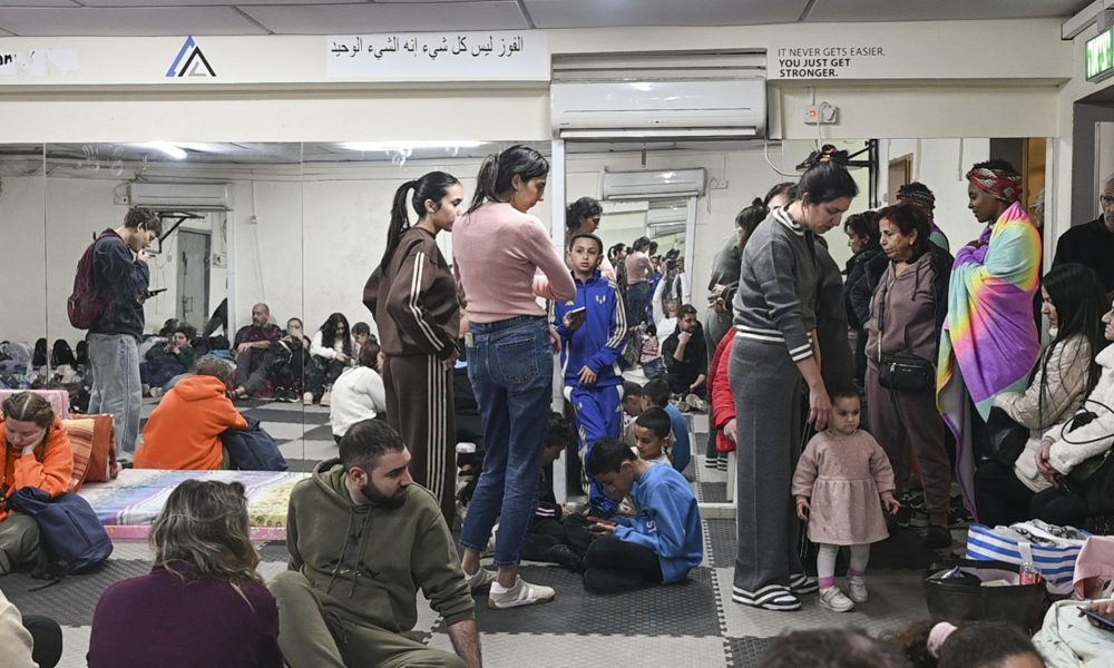 HAIFA (ISRAEL), 04/03/2026.- Varias personas en el único búnker del barrio Wadi Nisnas de Haifa. A pocos metros del único refugio público del que dispone Wadi Nisnas, el barrio de la ciudad de Haifa (norte de Israel) donde viven 9.000 residentes, la mayoría árabes con ciudadanía israelí, los restos de un misil iraní impactaron contra una casa hace dos noches. El episodio no dejó víctimas, pero recordó a sus vecinos lo desprotegidos que están en medio de esta nueva guerra, que ya suma cinco días. EFE/MAGDA GIBELLI