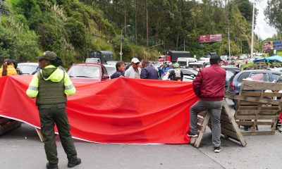 Gremios de comerciantes y transportistas bloquean la carretera que cruza la frontera entre Colombia y Ecuador para protestar contra la guerra comercial que mantienen ambos gobiernos, con una escalada de aranceles que llega a tarifas del 50%, este miércoles en Ipiales (Colombia). EFE / Xavier Montalvo