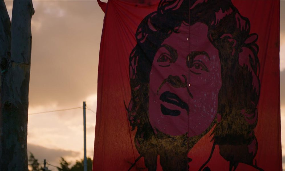 Imagen cedidas por la productora Diagonal de un cartel con la imagen de la defensora ambiental hondureña Berta Cáceres, asesinada en 2016, por su lucha contra el proyecto hidroeléctrico Agua Zarca en el río Gualcarque.