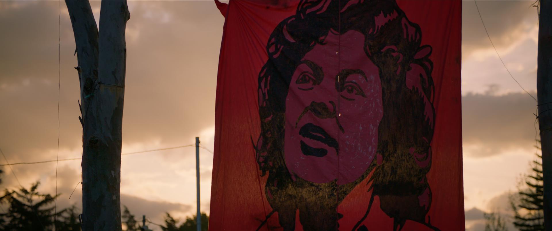 Imagen cedidas por la productora Diagonal de un cartel con la imagen de la defensora ambiental hondureña Berta Cáceres, asesinada en 2016, por su lucha contra el proyecto hidroeléctrico Agua Zarca en el río Gualcarque.