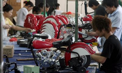 Trabajadores ensamblan juguetes eléctricos en una factoría en la provincia china de Jinjiang. EPA/MAO SHOU