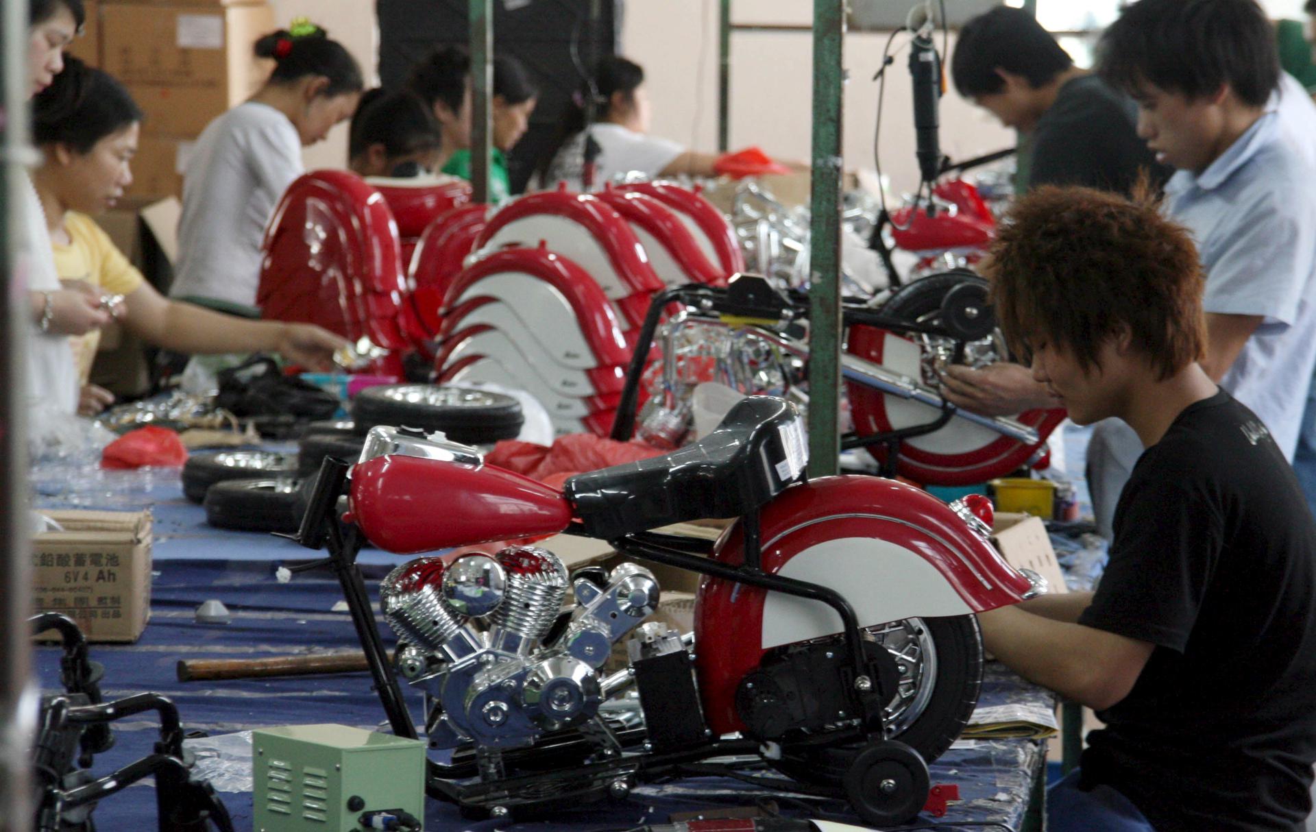 Trabajadores ensamblan juguetes eléctricos en una factoría en la provincia china de Jinjiang. EPA/MAO SHOU