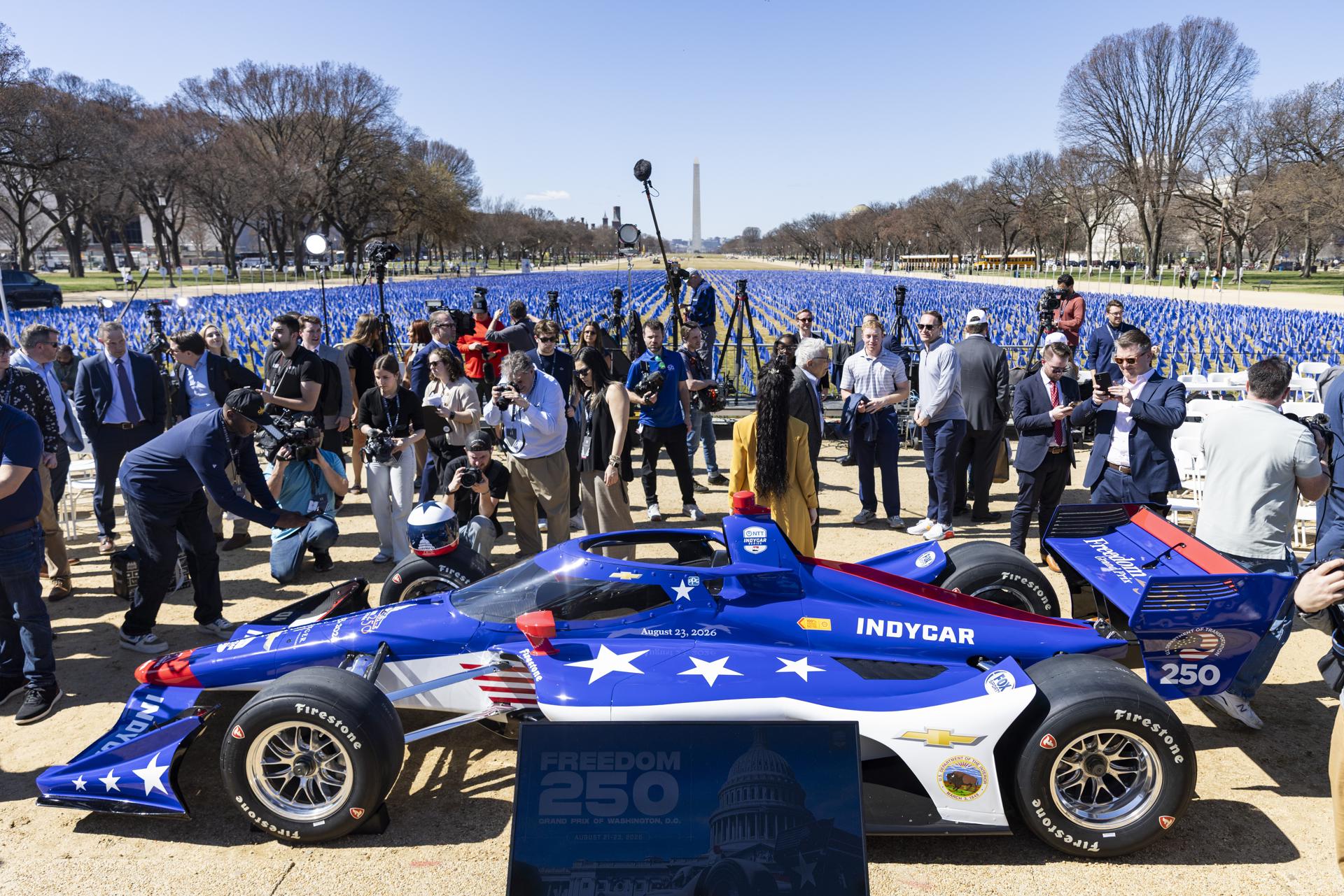 Miembros de los medios se reúnen alrededor de un IndyCar durante el evento de presentación y previa de la carrera Freedom 250 Grand Prix en el National Mall en Washington, DC. EFE/EPA/JIM LO SCALZO