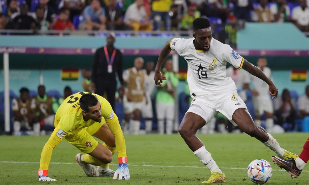 Iñaki Williams (d), en un partido con la selección de Ghana. EFE/EPA/Abir Sultan